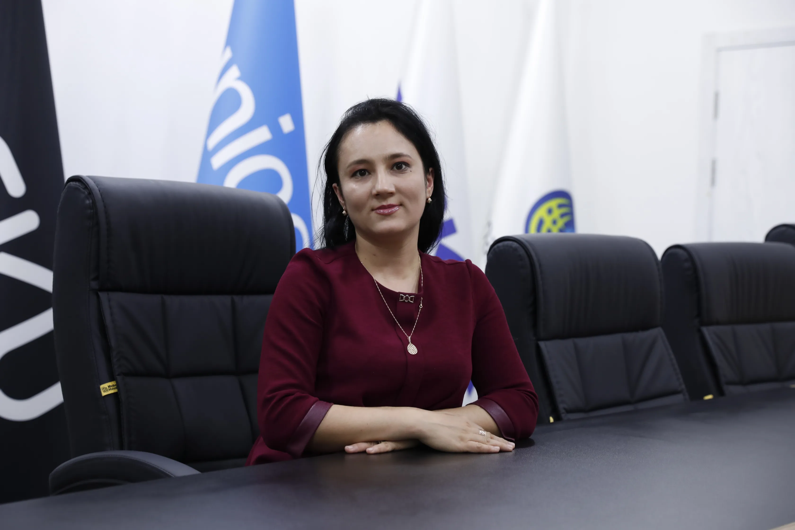 Yigit uni eshagiga solib qoyadi Yigit uni eshagiga solib qoyadi